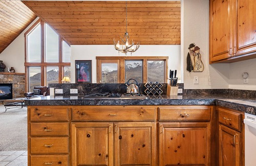 Mountain Village Cabin | Russell Home by AvantStay | Expansive Deck, Stunning Views & Hot Tub!
