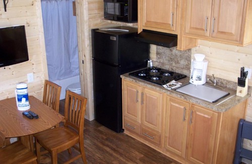 Cloverdale Resort | Russian River Camping Resort Cottage 7