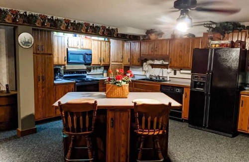 Decorah House | Rustic Acres Cabin & Springs