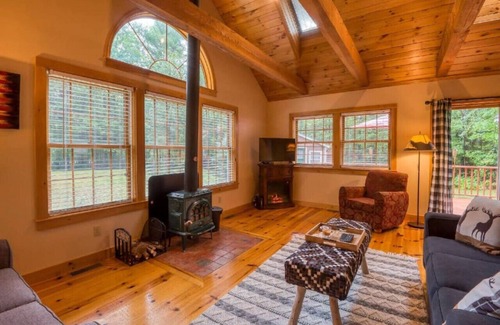 Conway Cabin | Rustic Cabin near Conway Village