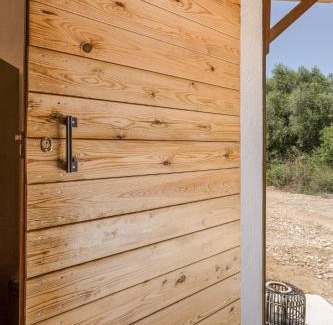 Barranco da Vaca House | Rustic cabin with pond and deck