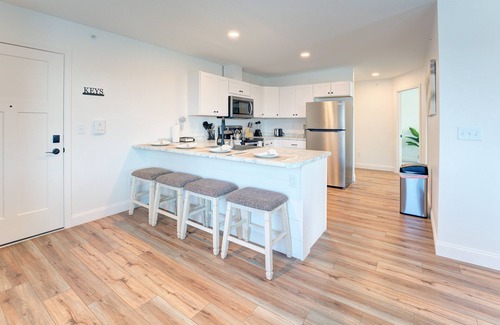 Auburn Apartment | Rustic Charm Meets Modern Luxury: Stylish 2BR, 1BA Apartment