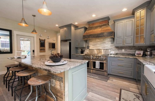 Hendersonville House | Rustic-Chic 2BR Cabin w/Clawfoot Tub | Near Trails