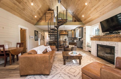 Hendersonville House | Rustic-Chic 2BR Cabin w/Clawfoot Tub | Near Trails