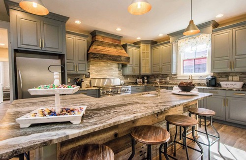 Hendersonville House | Rustic-Chic 2BR Cabin w/Clawfoot Tub | Near Trails