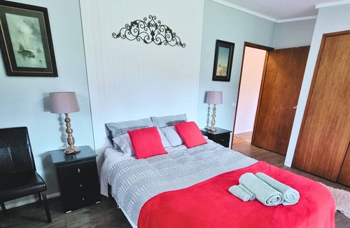 Lysterfield House | Rustic Country Lane Farmhouse in Lysterfield. Family & pet friendly!