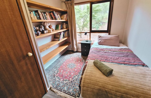 Lysterfield House | Rustic Country Lane Farmhouse in Lysterfield. Family & pet friendly!