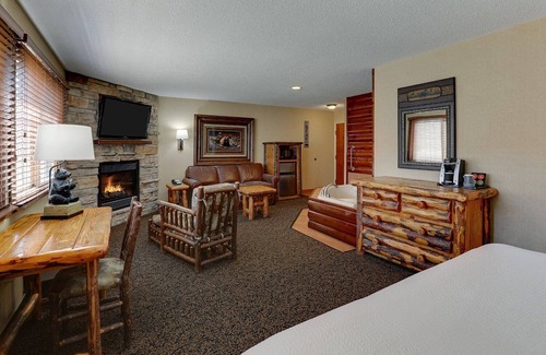 Galena Hotel | Rustic Elegance in Galena: Indoor Pool & Scenic Views | 2 Units