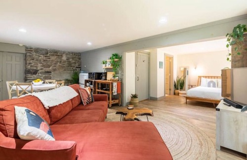 Rogers Apartment | Rustic Farmette Studio with Hot Tub & Pool