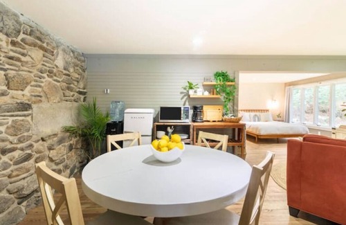 Rogers Apartment | Rustic Farmette Studio with Hot Tub & Pool