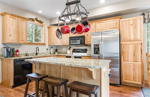 Meadow View Heights Cottage | Rustic Forest Retreat