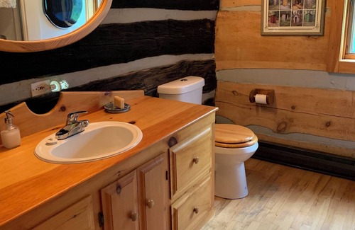 Utterson Cabin | Rustic historical log cabin schoolhouse in Muskoka