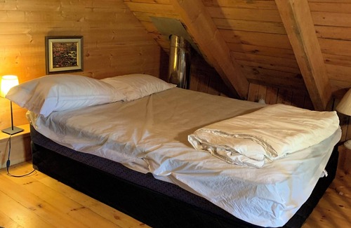 Utterson Cabin | Rustic historical log cabin schoolhouse in Muskoka