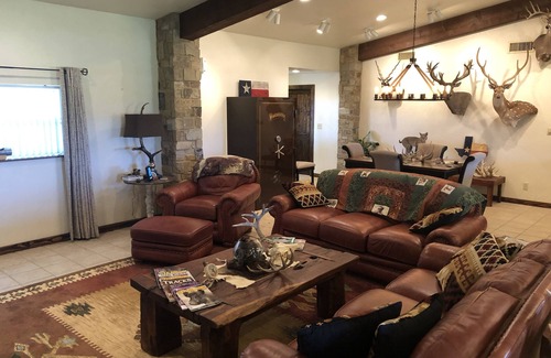 Calvert Cabin | Rustic Lodge on 100 acre ranch between College Station and Waco