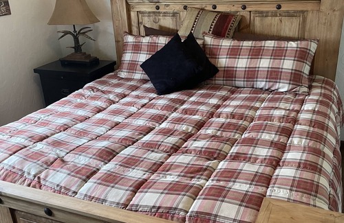 Calvert Cabin | Rustic Lodge on 100 acre ranch between College Station and Waco