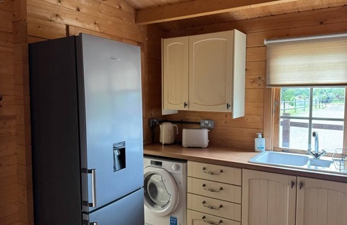 Waterlooville Cabin | Rustic Log Cabin Hideaway – Romantic Couples’ Retreat in South Downs