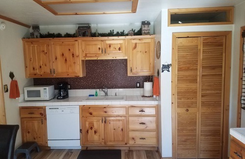 Big Bear City Cabin | Rustic, Quite Log Cabin, Perfect for Romantic Couples or Small Families!