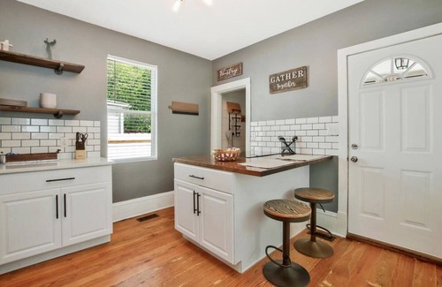 Wichita House | Rustic Retreat - Cute and Cozy! King! Centrally located
