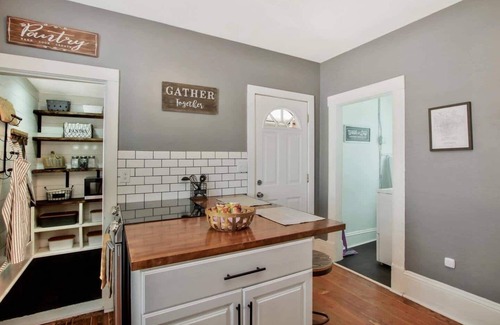 Wichita House | Rustic Retreat - Cute and Cozy! King! Centrally located