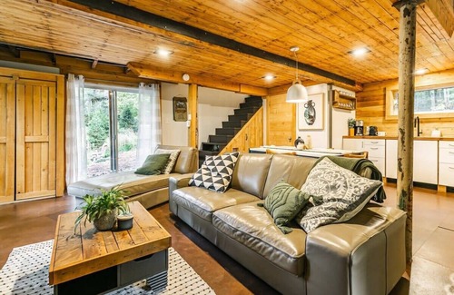 Lac-Brome Ski Chalet | Rustic Retreat w/Spa Near Adventure Spots
