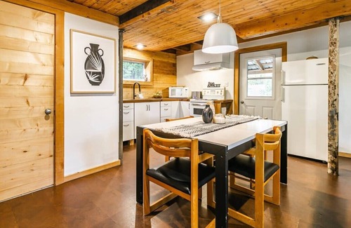 Lac-Brome Ski Chalet | Rustic Retreat w/Spa Near Adventure Spots