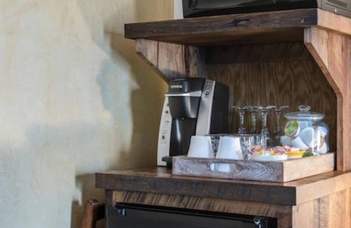 Berlin Apartment | Rustic Suite · Romantic Getaway on Main Street - Rustic Suite