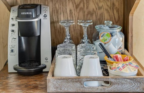 Berlin Apartment | Rustic Suite · Romantic Getaway on Main Street - Rustic Suite