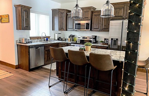 Victor House | Rustic Townhome Retreat Surrounded By Scenic Mtns