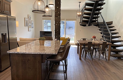 Victor House | Rustic Townhome Retreat Surrounded By Scenic Mtns