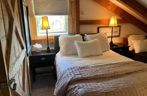 St. Johnsbury Cabin | Rustic Vermont Mountain Lodge Retreat/Fall & Winter Exclusive