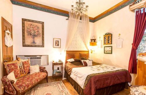 Marble Falls House | Rustic Victorian-Style Cottage Rental with Clawfoot Bathtub on Hamilton Creek, Texas