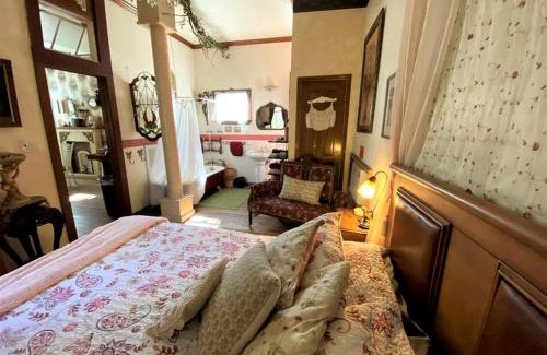 Marble Falls House | Rustic Victorian-Style Cottage Rental with Clawfoot Bathtub on Hamilton Creek, Texas