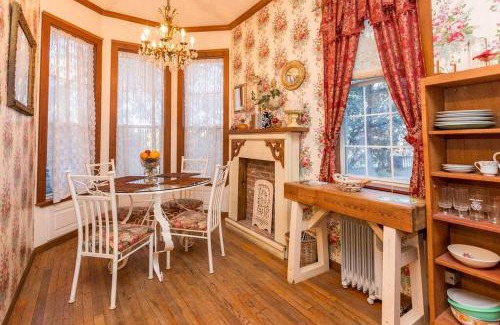 Marble Falls House | Rustic Victorian-Style Cottage Rental with Clawfoot Bathtub on Hamilton Creek, Texas
