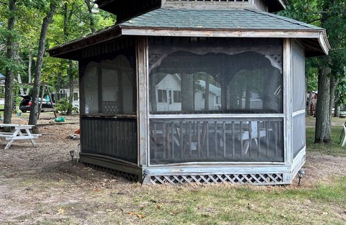 Herron House | Rustic View Cabin sits on a 2.5 acres on beautiful Hubbard Lake.