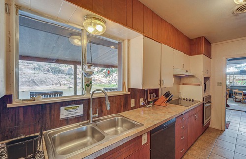 Llano House | Rustic & Western House on Lake - Swim & Fish!