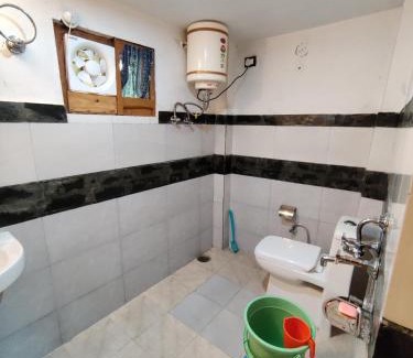 Banjar Bed & Breakfast | Rustic wood house - A village home stay in Jibhi Valley