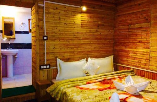 Banjar Bed & Breakfast | Rustic wood house - A village home stay in Jibhi Valley