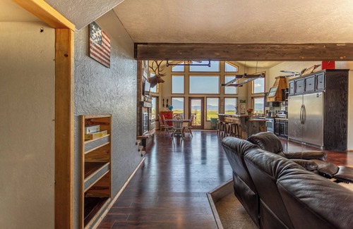 Charlo House | Rustically charming 4-bedroom house with WiFi and AC in Charlo