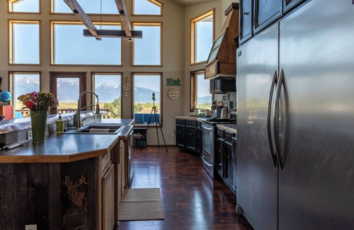 Charlo House | Rustically charming 4-bedroom house with WiFi and AC in Charlo