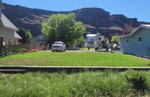 Sunland Estates RV Rental | RV spot on the River Unit A -minutes from Gorge concerts