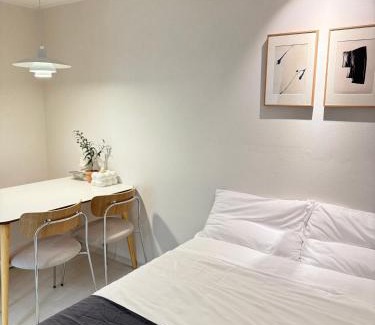 Seokchon-dong House | Rym Stay, Cozy 2BR, 3 Beds with Kitchen near Lotte Tower