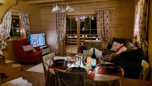 Trzebieszowice Ski Chalet | Słoneczna Chata z Bali