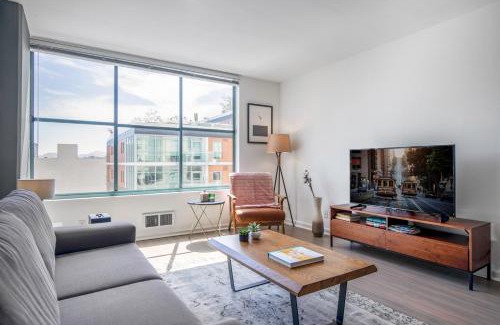 South Beach Apartment | S Beach 1BR w Gym Pool Sauna nr SF Bay SFO-136