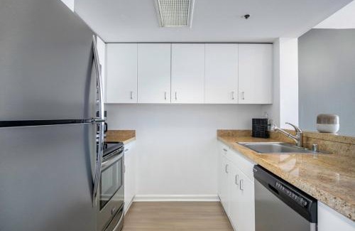 South Beach Apartment | S Beach 1BR w Gym Pool Sauna nr SF Bay SFO-136