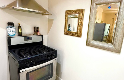 East Sacramento House | Sac River Retreat, Garage, Yard, Wi-Fi, 5 Star