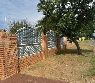 Kempton Park House | Safaya Inn