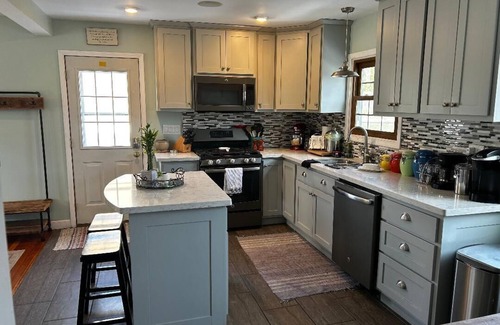 Roseville House | Safe and tidy Cape Cod in a very good neighborhood. Pet friendly.