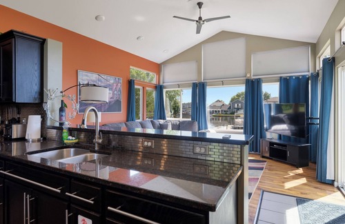 White Lake House | SALE from $300/nt! HUGE Lake & Yard! FREE Kayaks & Peddle Boats, Sandy Beach!