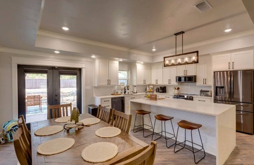Bell County House | Salado Villa Private Pool, Hot Tub Sleeps 9