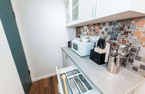 Trafford Apartment | Sale 2-Bedroom Apt, Sleeps 5 with Free Parking